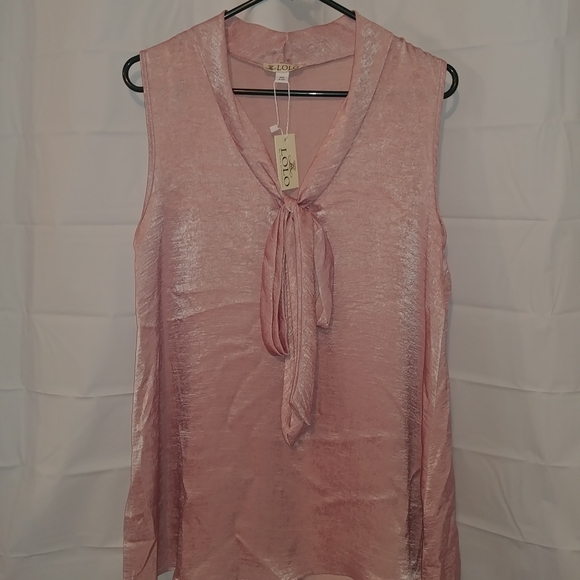 LOLO Tops - LOLO sleeveless shirt